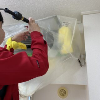 エアコンクリーニング作業手順③洗剤塗布