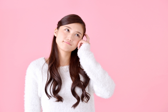 エアコンについて悩む女性